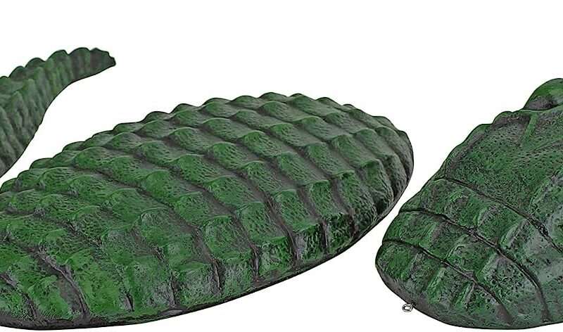 Design Toscano NG296989 Fearless Lawn Gator of The Castel Moat Statue, 4 D x 6.5 W x 33.5 H, full color